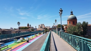le Pont Saint Pierre avec en fond le d&ocirc;me de La Grave