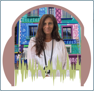 Marie-Christine Llorca devant la maison Babayaga