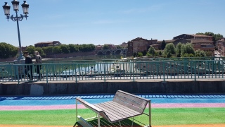 Des passants sur le Pont Saint Pierre