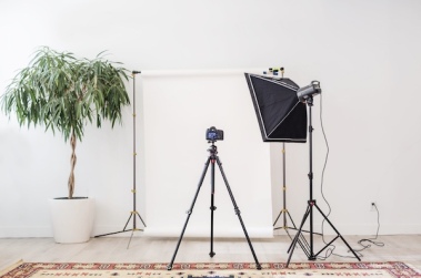 Studio de tournage avec lumière, caméra, décor épuré
