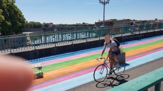 Un cycliste sur lePont Saint Pierre