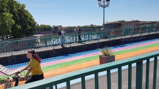 Des passants &agrave; pied et &agrave; v&eacute;lo sur le Pont Saint Pierre