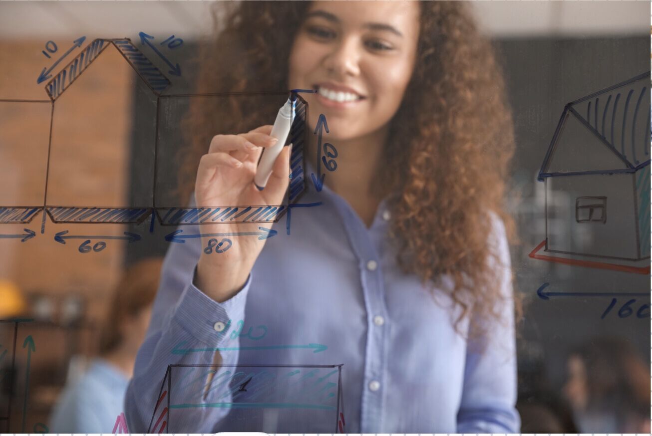 Une formatrice enregistre sa pr&eacute;sentation de cours en vid&eacute;o